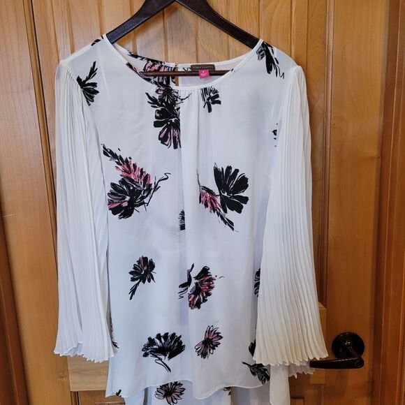 Vince Camuto Top  - Picture 1 of 4